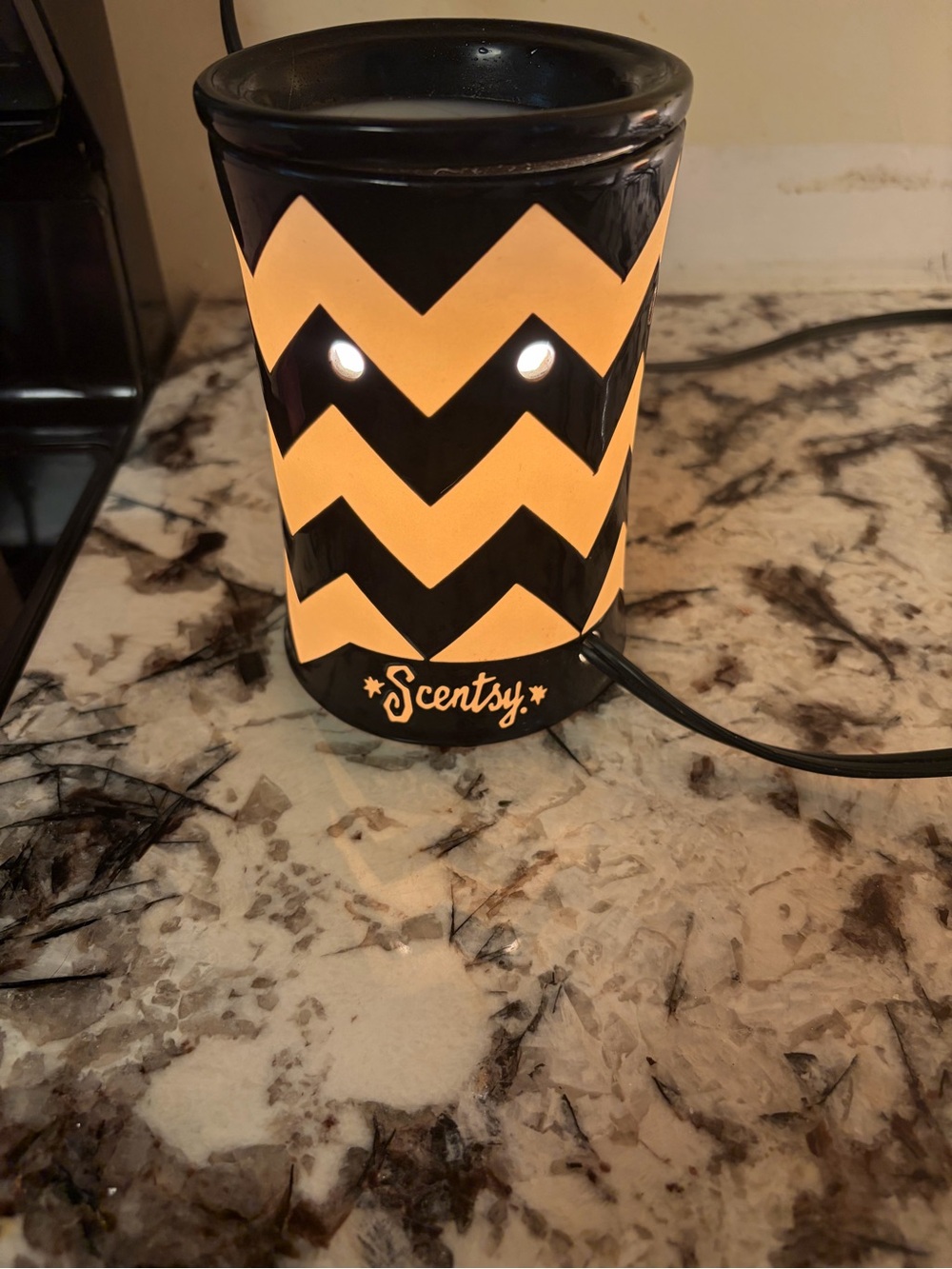 Scentsy Black & Cream Chevron Electric Warmer with Cutouts